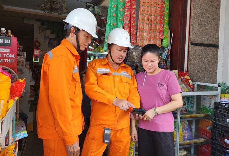 Nhân viên ngành điện TPHCM giải thích, hướng dẫn người dân cách sử dụng app để xem sản lượng điện tiêu thụ, cách sử dụng điện tiết kiệm, hiệu quả.